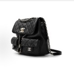 CHANEL⾹奈⼉ Duma 23P ⾦扣双C Logo  双肩包 ⿊⾊